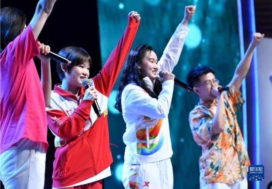 7月29日，中國運動員張家齊（左二）在聯(lián)歡會現(xiàn)場演唱。新華社記者 張端 攝