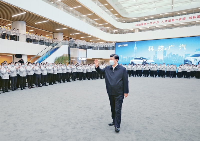 2023年4月10日至13日，中共中央總書記、國家主席、中央軍委主席習(xí)近平在廣東考察。這是12日下午，習(xí)近平在廣汽研究院向職工們揮手致意。 新華社記者 鞠鵬/攝