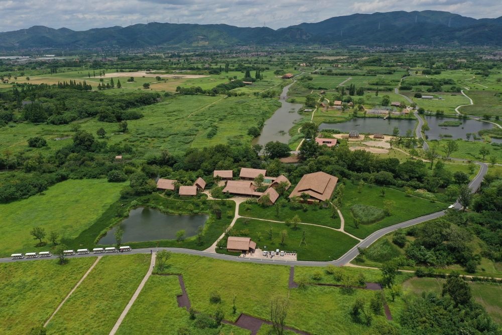 這是在浙江省杭州市余杭區(qū)拍攝的良渚古城遺址公園（2022年7月6日攝，無人機(jī)照片）。新華社記者 黃宗治 攝
