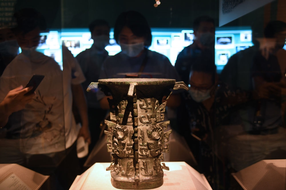 觀眾在北京中國國家博物館“宅茲中國——寶雞出土青銅器與金文精華”展上參觀西周早期禮器何尊（2020年8月14日攝）。新華社記者 金良快 攝