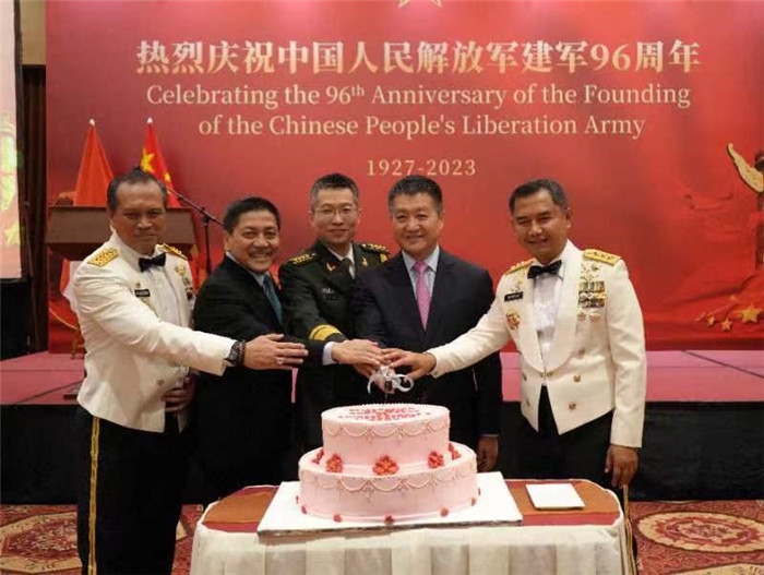 圖為陸慷大使與印尼貴賓共切生日蛋糕。中國駐印度尼西亞使館供圖