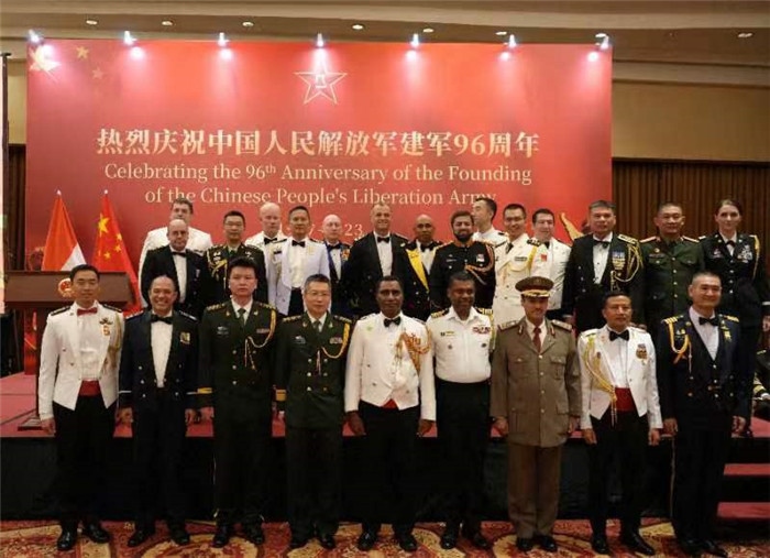 圖為徐勝武官與參加招待會(huì)的各國武官、武官處代表合影。中國駐印度尼西亞使館供圖