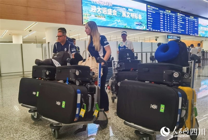 圖為取完行李的巴西代表團(tuán)成員。人民網(wǎng)記者 王洪江攝