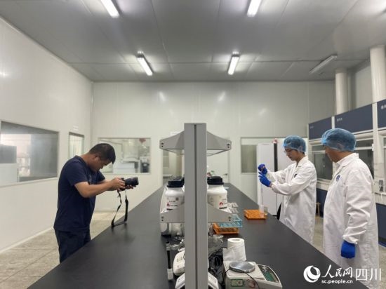 記者在位于成都市大邑縣的海光食品有限公司進行采訪。人民網(wǎng)記者 何旭攝