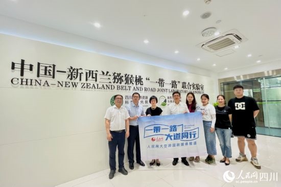 采訪團走進中國-新西蘭獼猴桃“一帶一路”聯(lián)合實驗室。人民網(wǎng)記者 朱虹攝