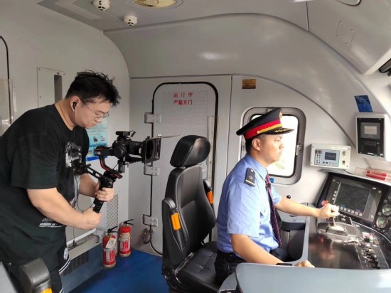 記者采訪中歐班列（成都）首發(fā)司機仲俊斕。成都機務(wù)段供圖