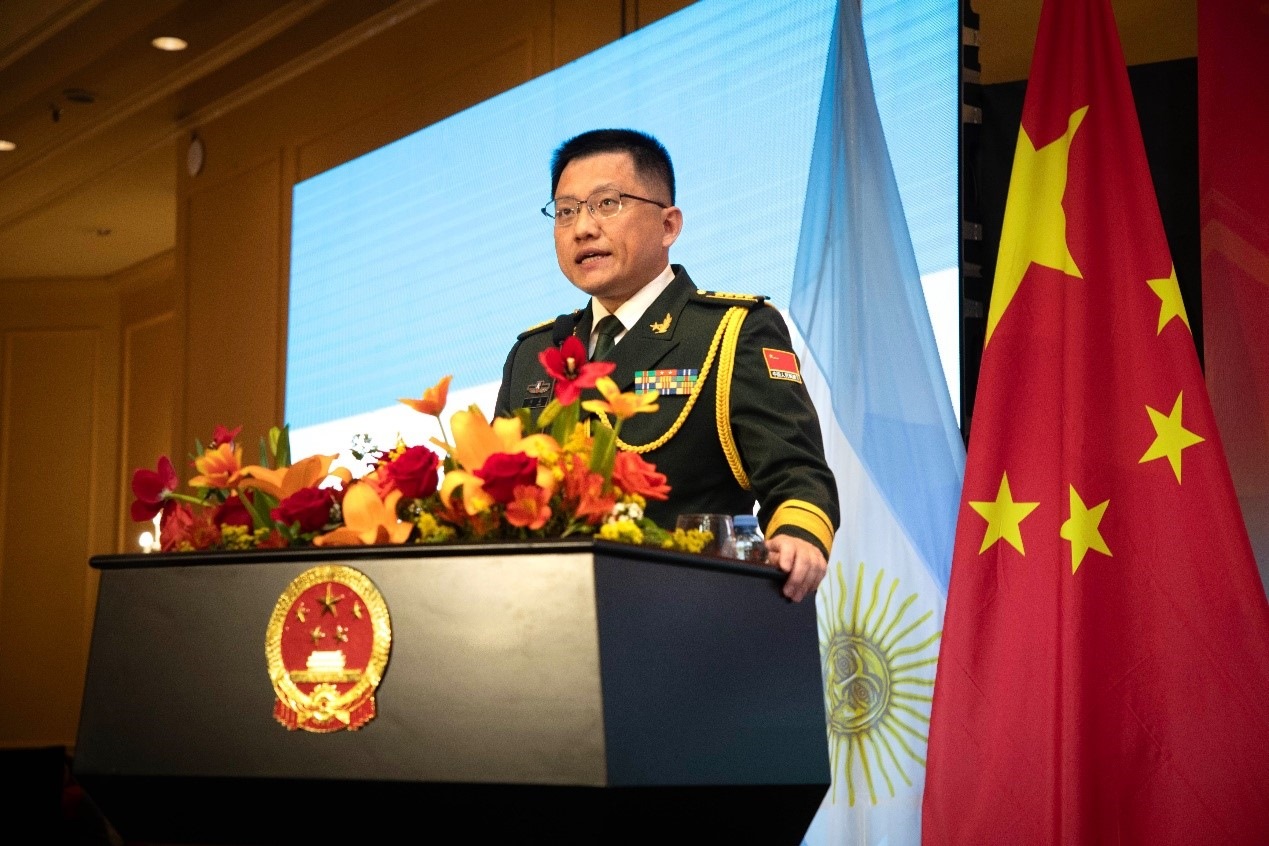 中國(guó)駐阿根廷大使館武官劉淼大校致辭。中國(guó)駐阿根廷大使館供圖