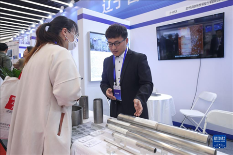 4月8日，參展商在2023中國中小企業(yè)發(fā)展大會“專精特新”中小企業(yè)展覽會上向觀眾介紹產(chǎn)品。新華社記者 龍雷 攝