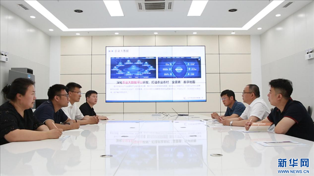 相關(guān)部門工作人員來到遼寧牧龍科技有限公司，了解企業(yè)訴求。新華網(wǎng)丁成玉攝