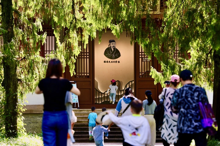 游客參觀位于福建武夷山朱熹園的武夷精舍（2022年6月6日攝）。新華社記者 姜克紅 攝