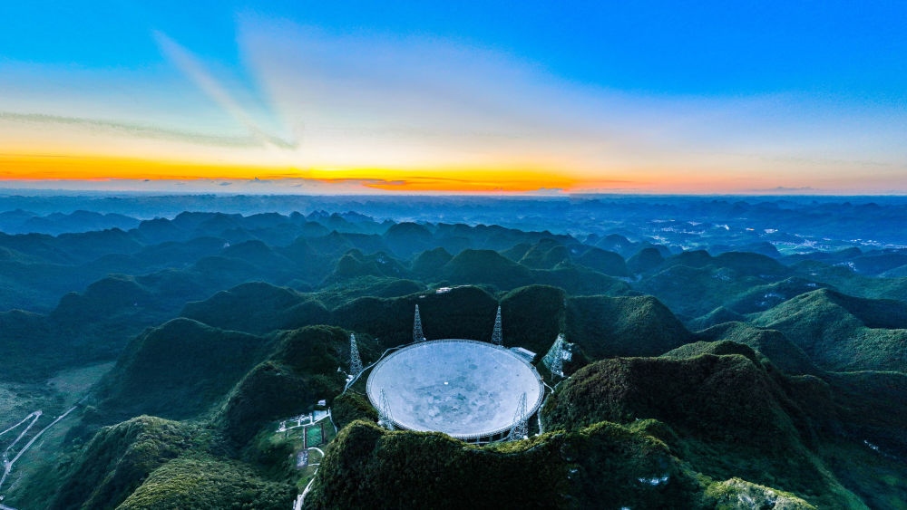 2022年7月21日，霞光中的“中國天眼”（維護(hù)保養(yǎng)期間拍攝）。新華社記者 歐東衢 攝