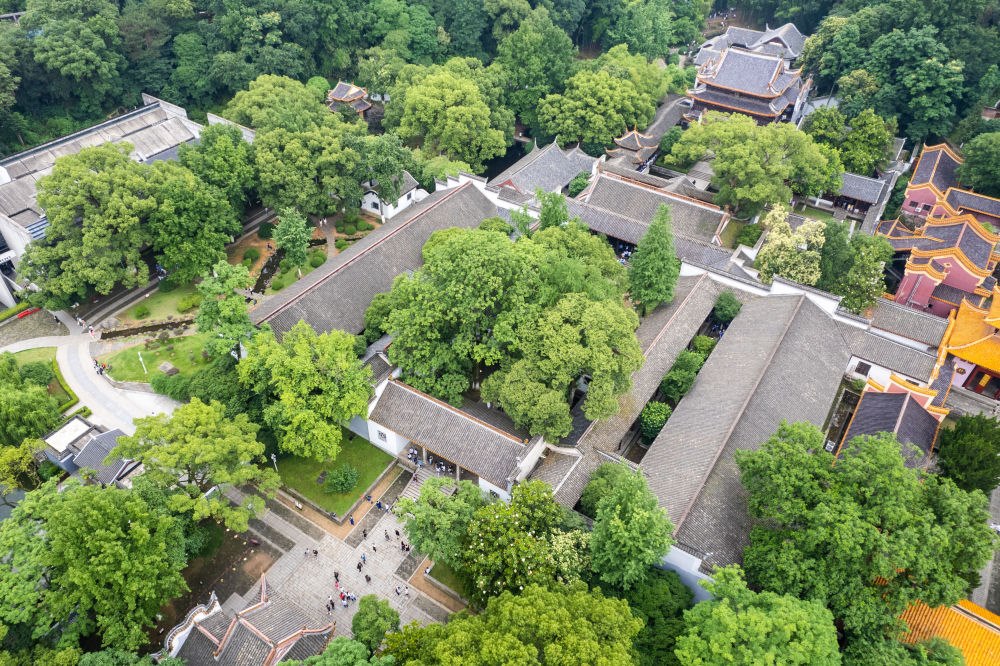 這是2023年6月8日在長沙市岳麓區(qū)拍攝的岳麓書院（無人機(jī)照片）。新華社記者 陳思汗 攝