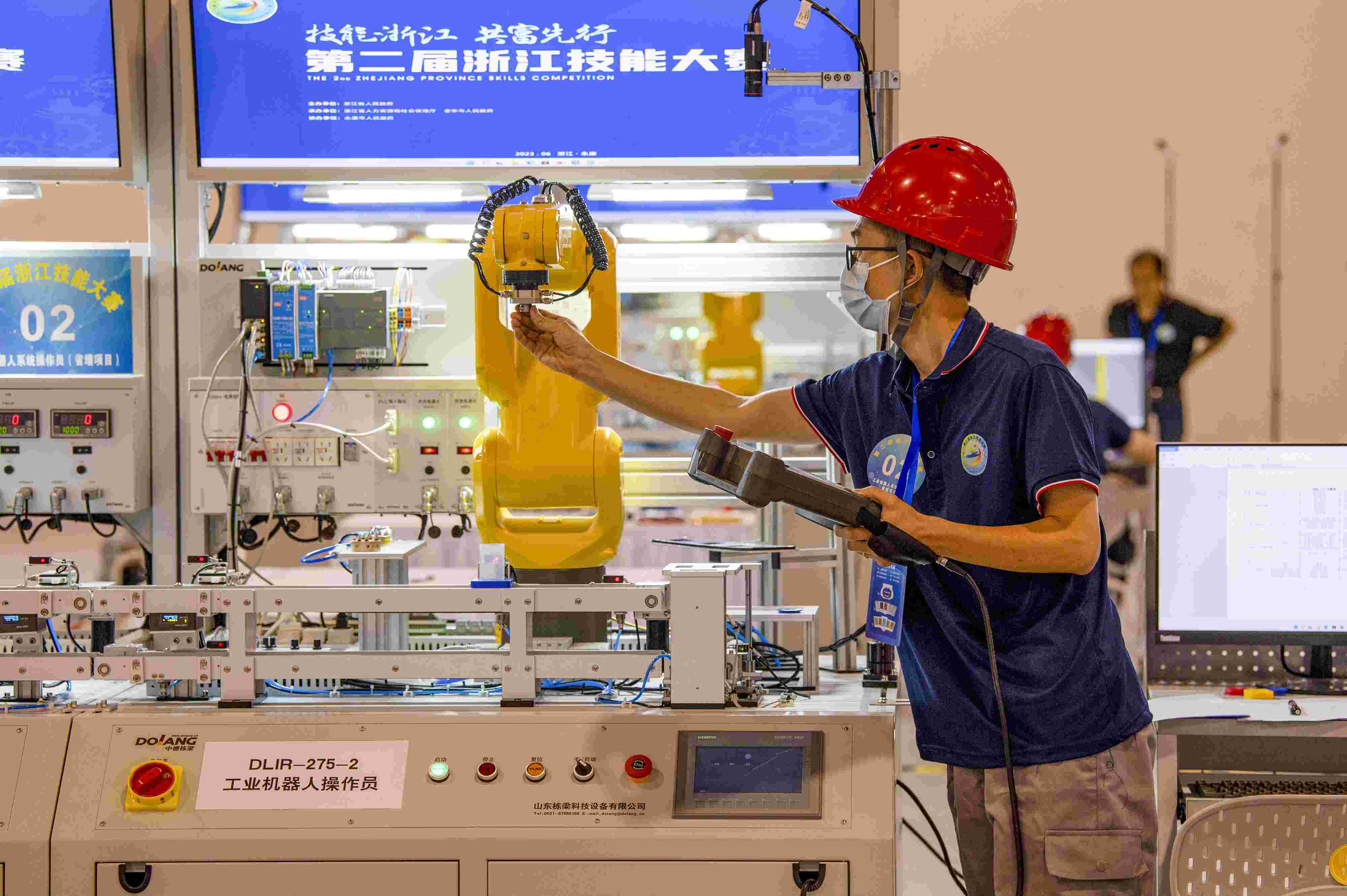 2023年6月19日，第二屆浙江技能大賽在永康市國際會展中心舉行。參賽選手在進行工業(yè)機器人系統(tǒng)操作員項目比賽。
