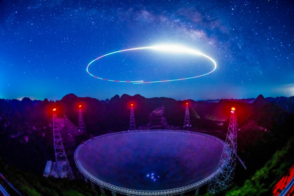2022年7月24日拍攝的“中國天眼”夜景（維護(hù)保養(yǎng)期間拍攝，無人機(jī)光繪）。新華社記者 歐東衢 攝