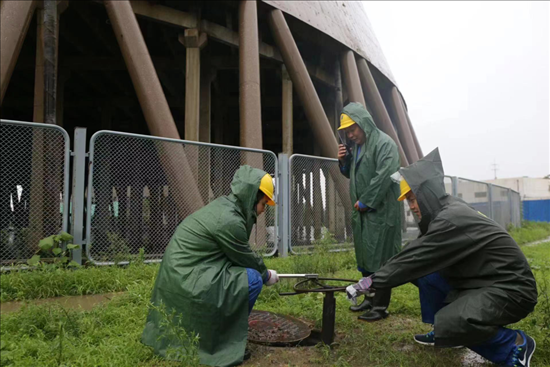 華能北京熱電廠員工操作排水閥降低水塔水位。 受訪者供圖
