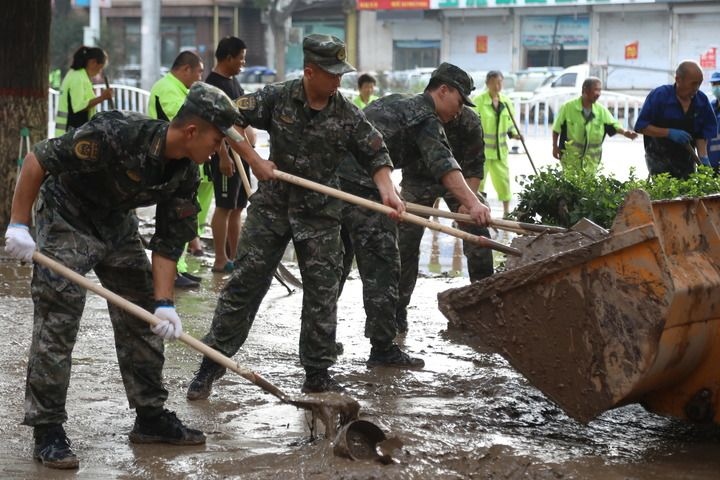 武警河北總隊(duì)保定支隊(duì)官兵在涿州市城西107國(guó)道沿線(xiàn)清理淤泥（8月5日攝）。新華社發(fā)（王紅強(qiáng) 攝）