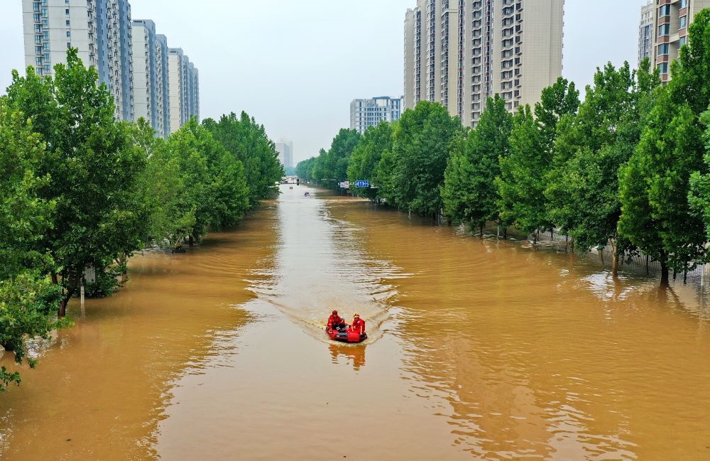 救援人員在河北省涿州市市區(qū)乘坐沖鋒舟前去轉(zhuǎn)移受災(zāi)群眾（8月2日攝，無(wú)人機(jī)照片）。新華社記者 牟宇 攝