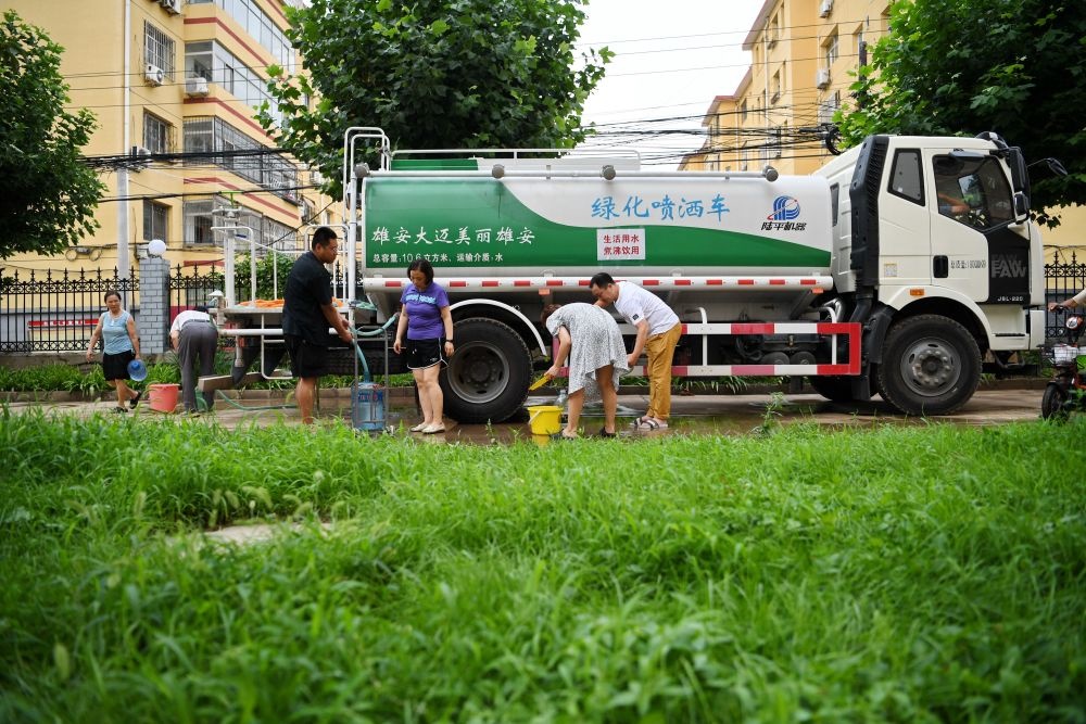 河北省涿州市新星小區(qū)居民從供水車(chē)?yán)锝铀?月4日攝）。新華社記者 牟宇 攝