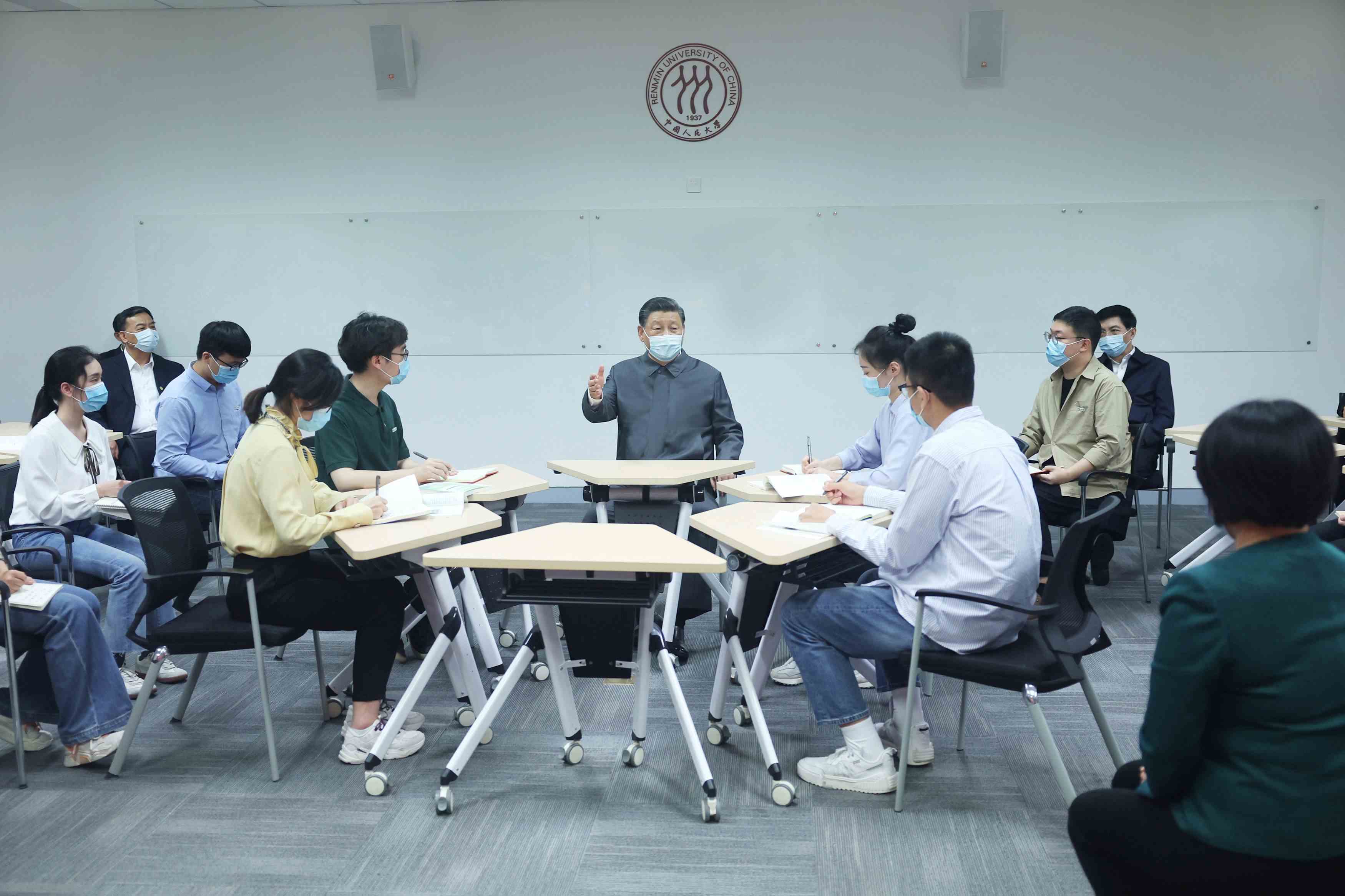 2022年4月25日，習(xí)近平總書(shū)記來(lái)到中國(guó)人民大學(xué)考察調(diào)研。這是總書(shū)記在立德樓觀摩思政課智慧教室現(xiàn)場(chǎng)教學(xué)并參與討論。
