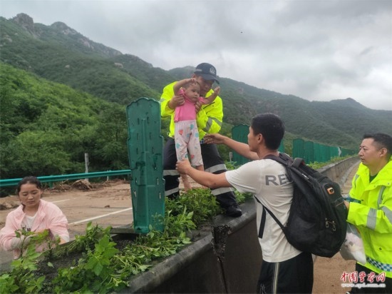 7月31日，張涿高速，高速交警涿鹿大隊民警救助洪水被困群眾。