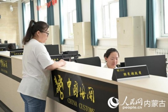 代理報關企業(yè)正在滿洲里車站海關綜合服務大廳辦理業(yè)務。人民網(wǎng) 寇雅楠攝
