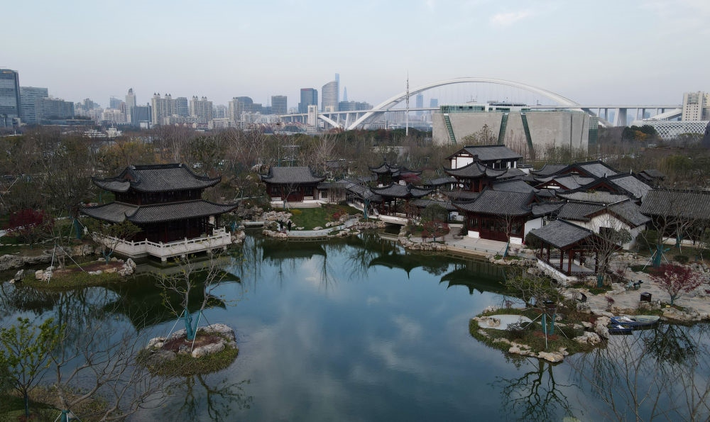 俯瞰位于浦東新區(qū)的上海世博文化公園“申園”中式園林（2021年12月20日攝，無人機(jī)照片）。新華社記者 方喆 攝