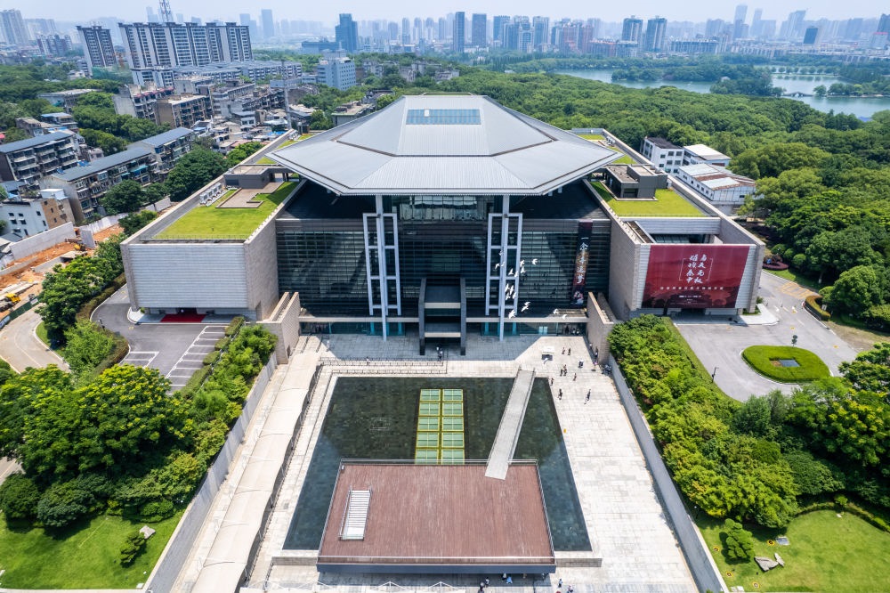 這是在長沙市開福區(qū)拍攝的湖南博物院及周邊景色（無人機照片，6月7日攝）。新華社記者 陳思汗 攝