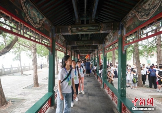 圖為學(xué)員們游覽長(zhǎng)廊。<a target='_blank' href='/'><p align=