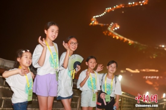 8月9日晚，2023海外華裔青少年夏季研學(xué)營(yíng)的學(xué)員們夜游八達(dá)嶺長(zhǎng)城。圖為學(xué)員們?cè)陂L(zhǎng)城上拍照。<a target='_blank' href='/'><p align=