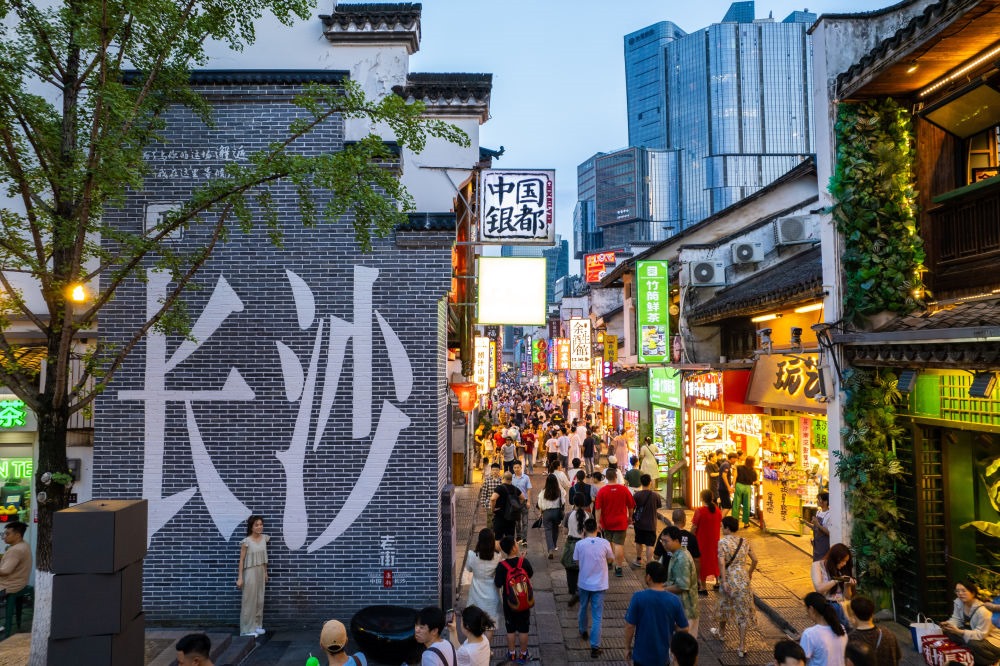 游客在長沙市天心區(qū)太平老街打卡、游玩（無人機照片，6月7日攝）。新華社記者 陳思汗 攝