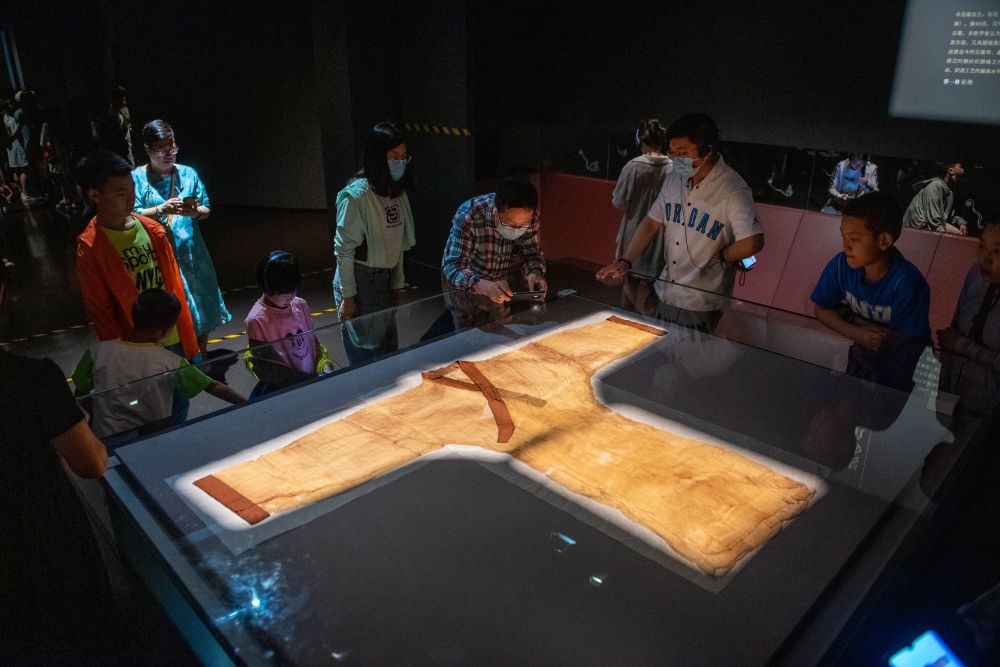 在湖南博物院，游客在參觀馬王堆漢墓出土文物“素紗單衣”（6月7日攝）。新華社記者 陳思汗 攝
