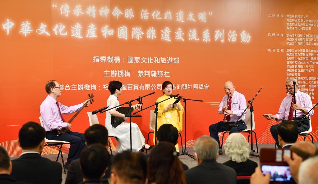 2022年11月23日，演員在“傳承精神命脈 活化非遺文明”中華文化遺產(chǎn)和國際非遺交流系列活動開幕式上表演非遺項(xiàng)目南音《滿空飛》。新華社記者 陳鐸 攝
