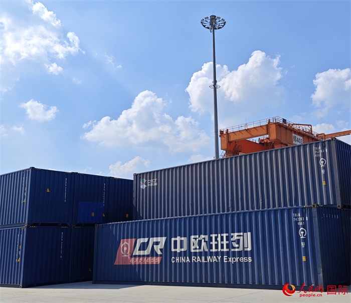 8月3日，中歐班列（中豫號）集裝箱在鄭州車站海關(guān)等候查驗(yàn)。人民網(wǎng) 崔譯戈攝