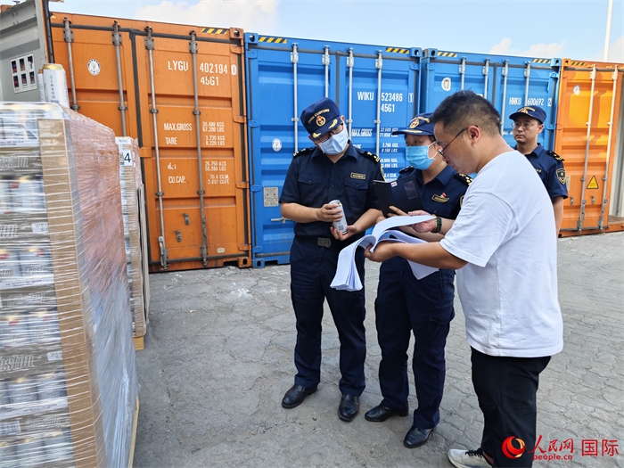 8月3日，鄭州車站海關(guān)工作人員在查驗(yàn)報關(guān)貨物。人民網(wǎng) 崔譯戈攝