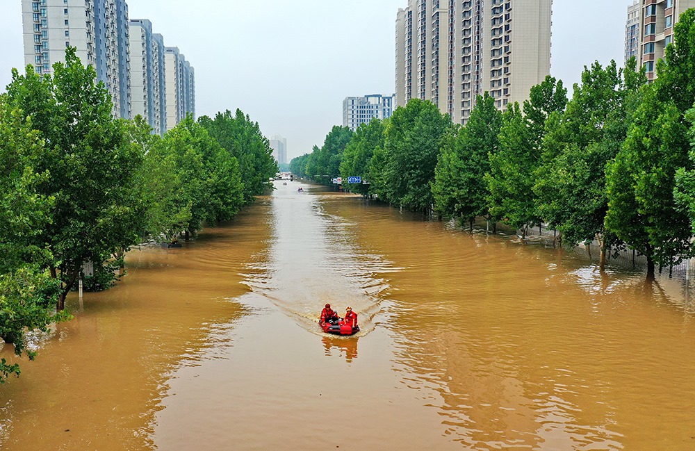 2023年8月2日，救援人員在河北省涿州市市區(qū)乘坐沖鋒舟前去轉(zhuǎn)移受災(zāi)群眾。