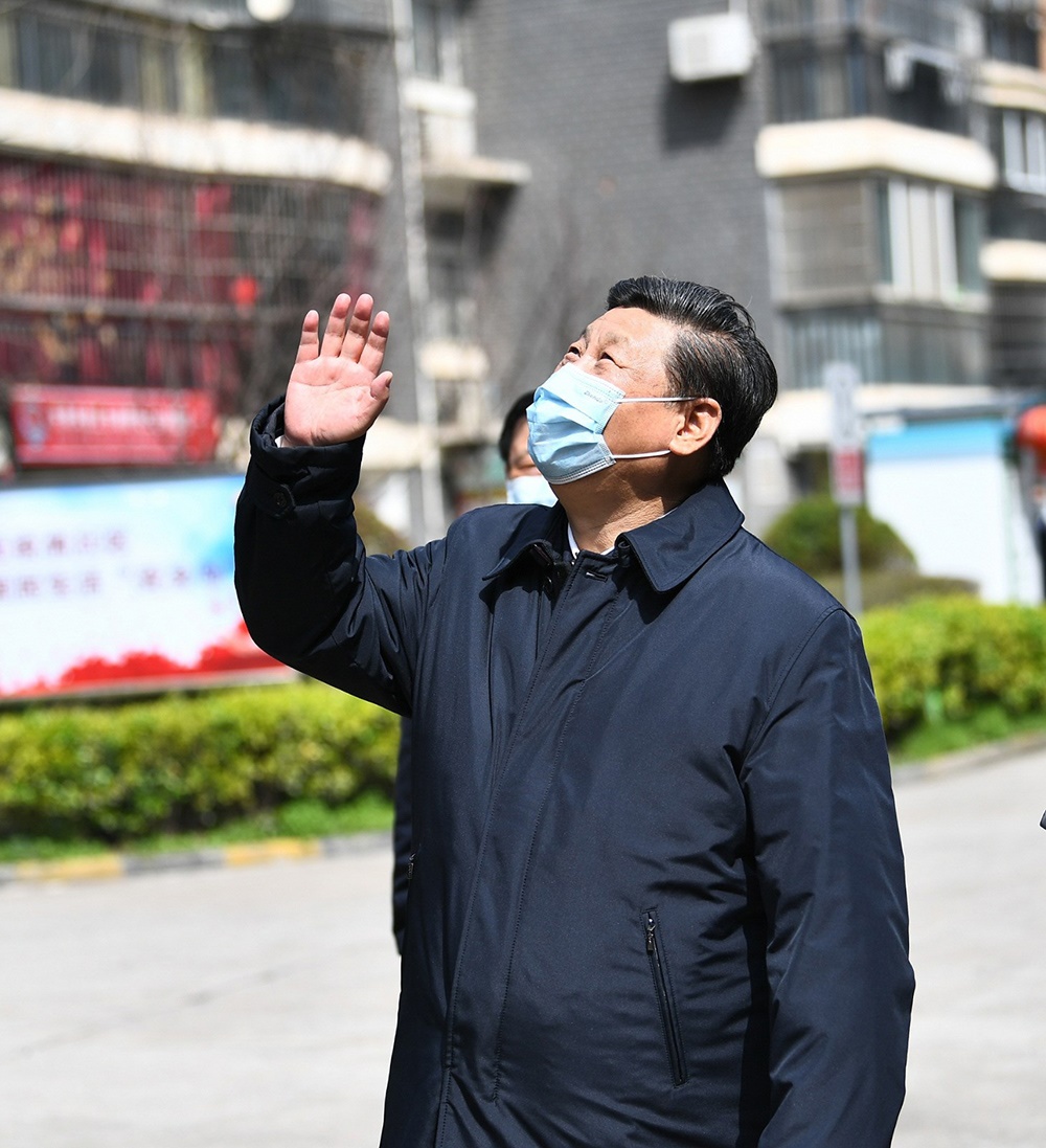 2020年3月10日，習(xí)近平總書記在湖北省武漢市東湖新城社區(qū)考察時(shí)，向在家隔離居住的居民揮手致意、表示慰問。