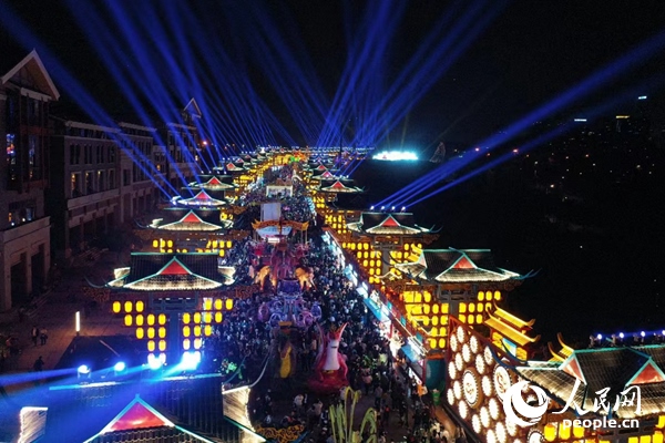 廣西南寧市良慶區(qū)的“南寧之夜”街區(qū)燈火璀璨。人民網(wǎng) 王勇攝