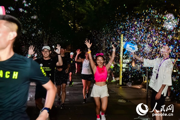 運動愛好者參加上海外灘楓徑NIKE熒光跑。圖片由BFC外灘金融中心提供