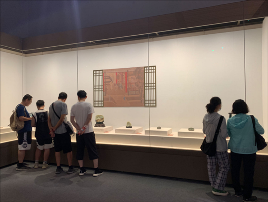 游客在中國(guó)園林博物館參觀。人民網(wǎng)記者劉穎穎 攝