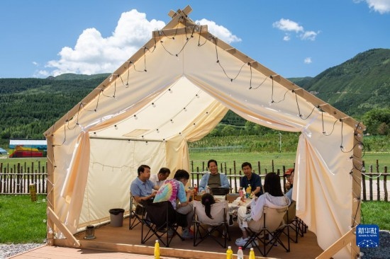 8月12日，游客在寧夏固原市涇源縣大灣鄉(xiāng)楊嶺村品嘗當(dāng)?shù)孛朗?。新華社記者 李旭倫 攝