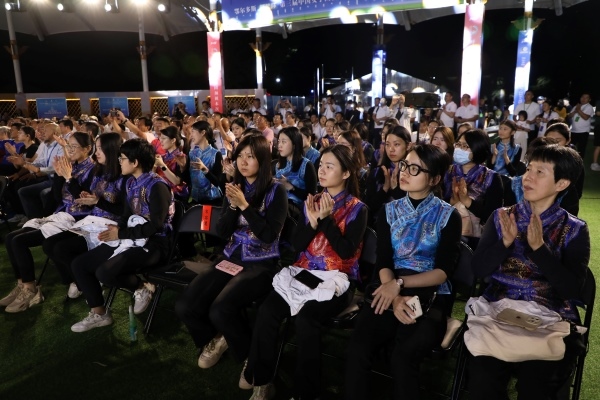 第三屆中國女子圍棋名人戰(zhàn)本賽32棋手悉數(shù)亮相開幕式。人民網(wǎng)記者 李乃妍攝