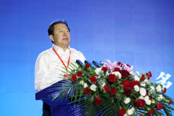 鄂爾多斯市委常委、伊金霍洛旗委書記華瑞鋒致辭。人民網(wǎng)記者 李乃妍攝