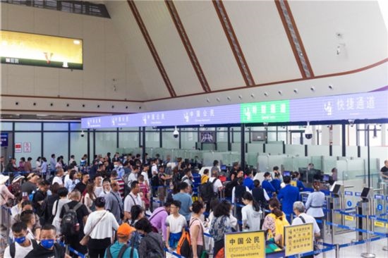 7月22日，乘坐中老鐵路國際旅客列車的旅客在磨憨邊檢大廳排隊候檢。衛(wèi)海林 攝