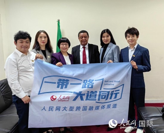 穆拉圖·特肖梅與人民網(wǎng)記者合影。