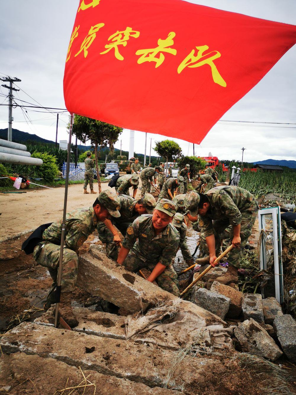8月7日，陸軍第78集團(tuán)軍某旅組織黨員突擊隊(duì)在吉林舒蘭市七里鄉(xiāng)清理路障。新華社發(fā)（劉洋 攝）