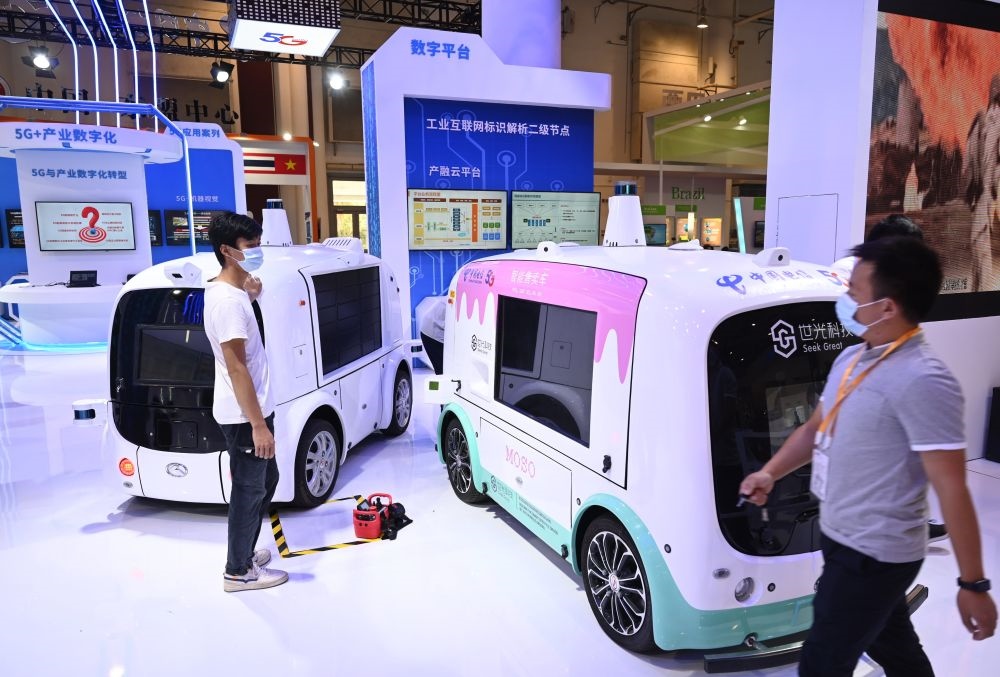 中國制造的智能汽車模型在2021金磚國家新工業(yè)革命展現(xiàn)場展出（2021年9月9日攝）。新華社記者 林善傳 攝