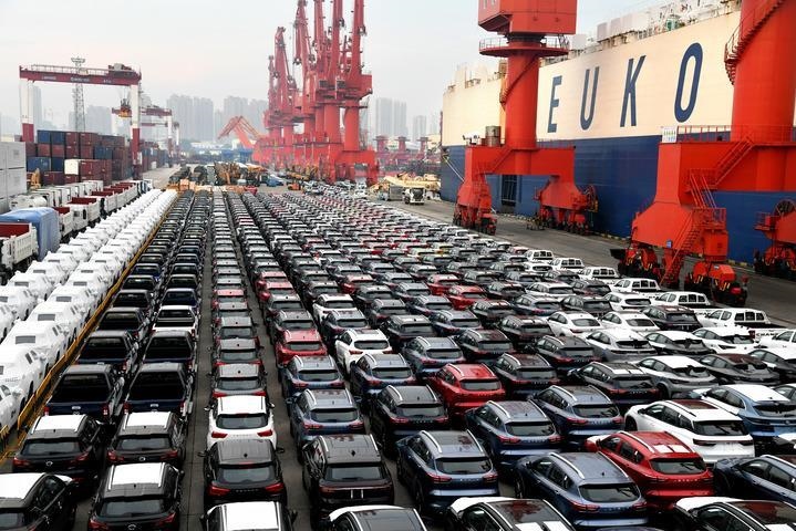 商品車在山東港口青島港大港公司八號碼頭等候裝船（2022年8月7日）。大型滾裝貨輪“晨聲輪”靠泊山東港口青島港大港公司八號碼頭，將各類逾1900輛商品車運往非洲。新華社記者 李紫恒 攝