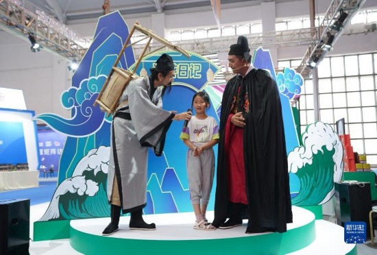 8月16日，一名小朋友在第七屆中國(guó)—南亞博覽會(huì)文化旅游館參加問答活動(dòng)。