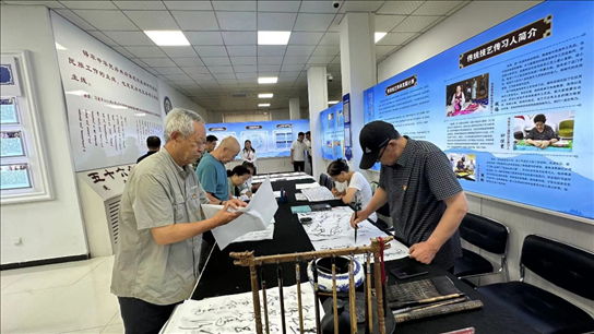 臨潢家園社區(qū)居民在書(shū)法練習(xí)室練習(xí)書(shū)法。人民網(wǎng)記者 金洪花攝