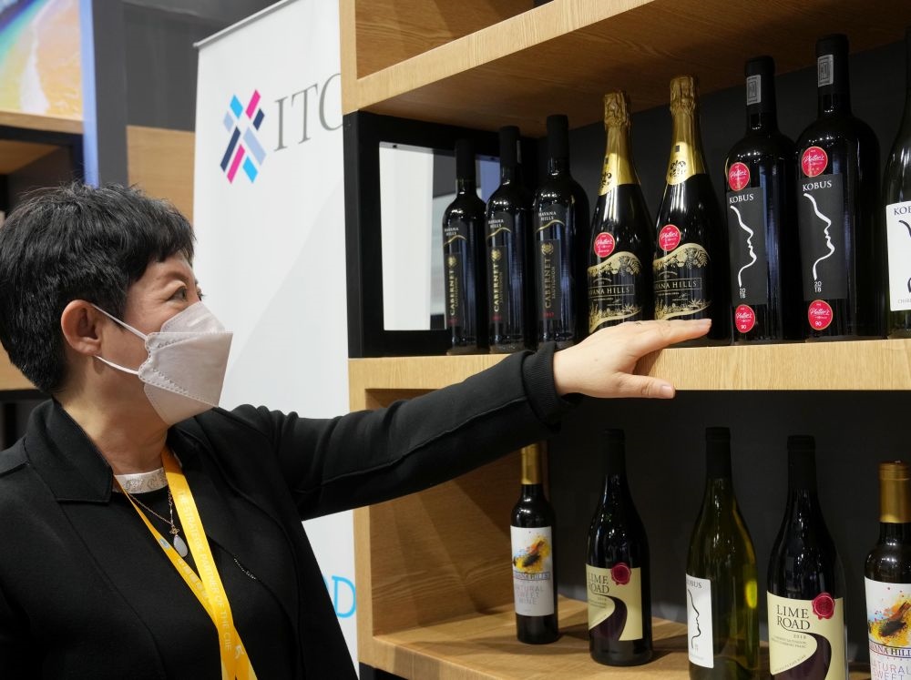 這是在中國(guó)上海舉行的第五屆進(jìn)博會(huì)上拍攝的來(lái)自南非的葡萄酒（2022年11月7日攝）。